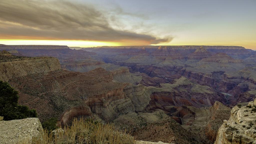 https://commons.wikimedia.org/wiki/File:Grand_Canyon_-_forest_fire_cloud.jpg